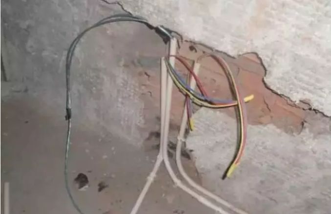 太聰明了,為什么越來越多師傅用這個(gè)而不用鋼絲繩電線穿管?(圖2) 圖片
