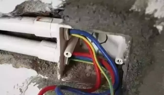 太聰明了,為什么越來越多師傅用這個(gè)而不用鋼絲繩電線穿管?(圖4) 圖片